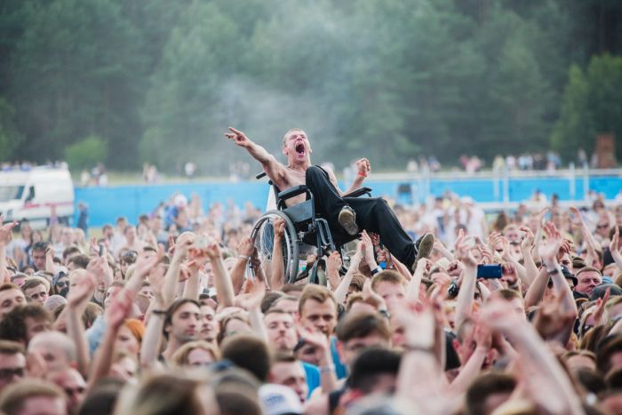 На минском рок-концерте толпа подняла на руки парня в инвалидной коляске (2 фото + видео)
