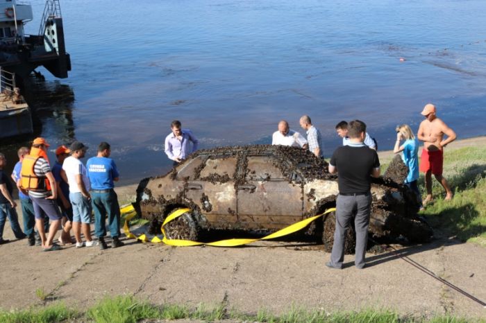 В Волге найден автомобиль с останками пары, пропавшей 11 лет назад (6 фото)