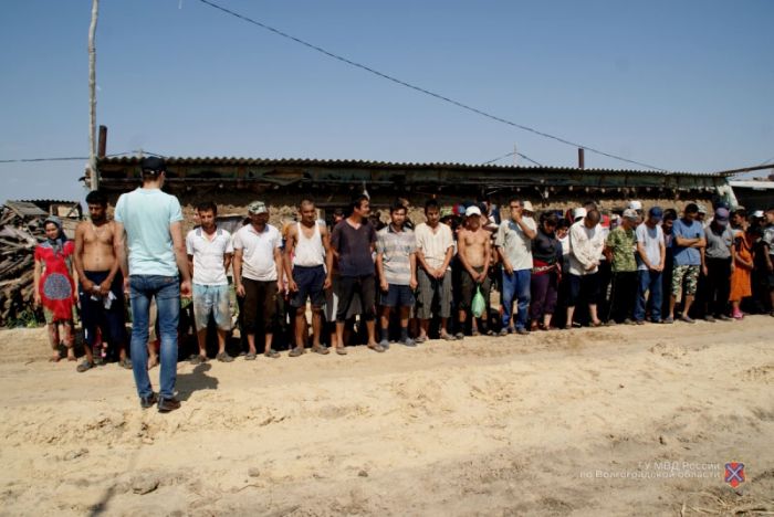 В Волгоградской области обнаружен поселок нелегальных трудовых мигрантов (10 фото)