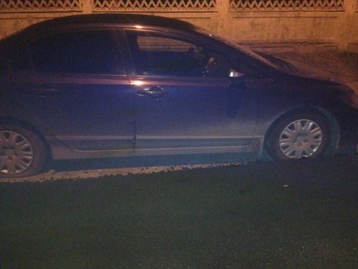 В Екатеринбурге дорожники заасфальтировали колесо припаркованной машины (2 фото)