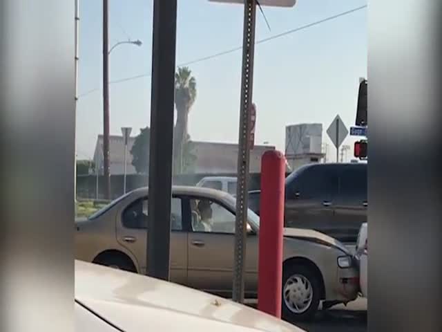 Неадекватный мужчина таранит автомобиль