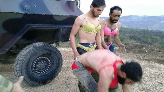 Турецкие военные наказали задержанных сирийцев (5 фото)