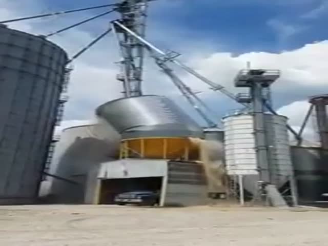 Взрыв на кукурузном складе