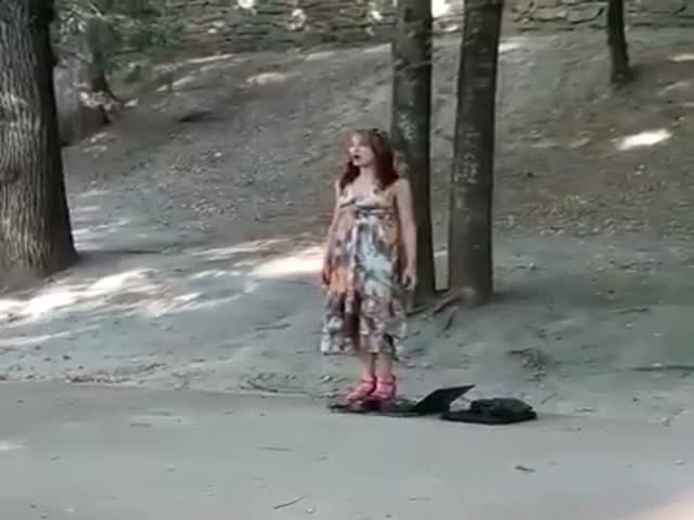 Девушка поет в парке Кисловодска