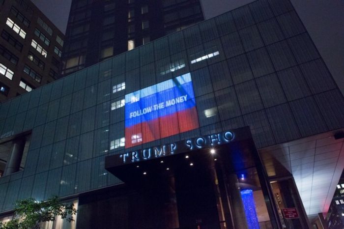 На отеле Трампа появилась проекция российского флага с Путиным (4 фото + видео)