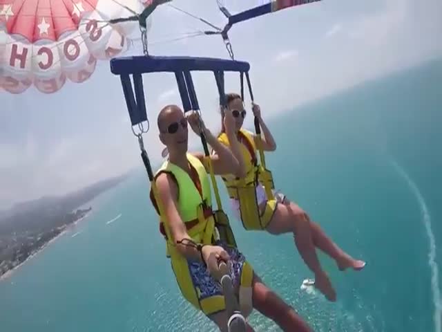 В Сочи туристы, летевшие на парашюте за катером, сорвались в море