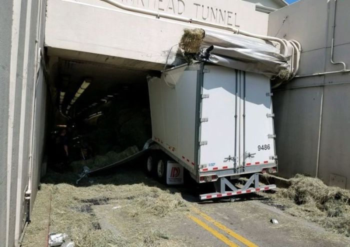 В США грузовик застрял в тоннеле, из-за того что водитель не учел высоту (4 фото)