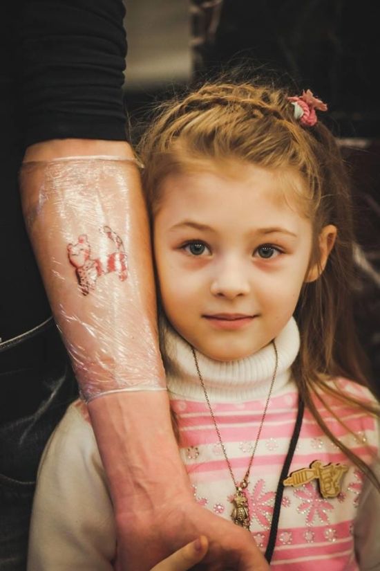 Елизавета Борисова - 7-летний тату-мастер из Екатеринбурга (6 фото)