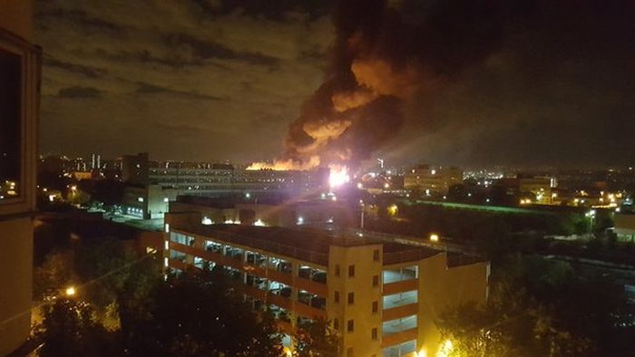 В Москве более 60 пожарных расчетов тушили пожар на складе (14 фото + 3 видео)