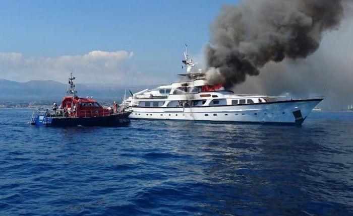 Пожар на яхте If Only в Средиземном море (5 фото)
