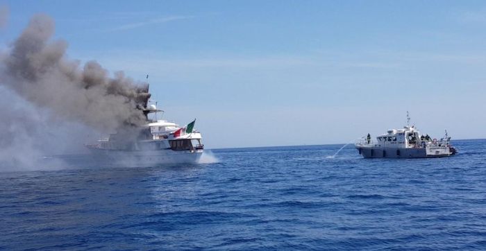 Пожар на яхте If Only в Средиземном море (5 фото)