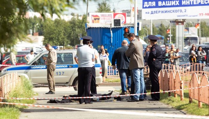 Житель Сургута, напавший на прохожих с ножом, был убит на месте (5 фото + 2 видео)