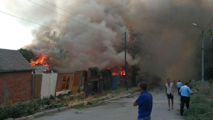 Десятки частных домов горят в Ростове-на-Дону