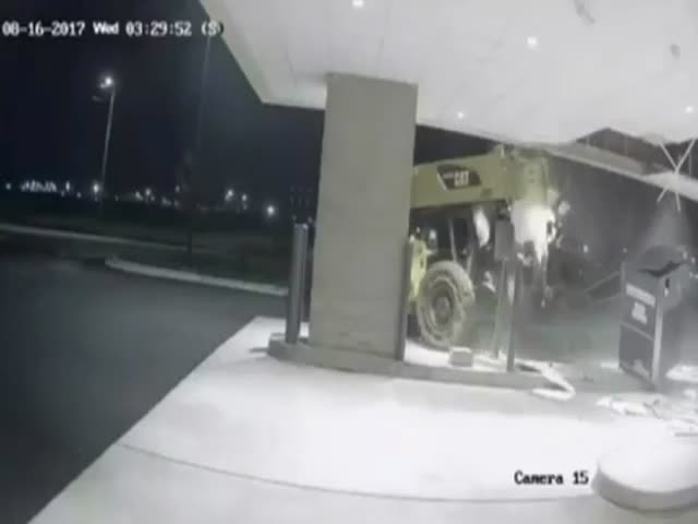 Грабитель украл банкомат с помощью погрузчика
