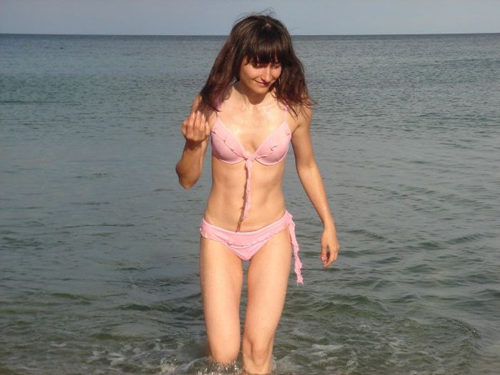 Симпатичные девушки на пляже (41 фото)
