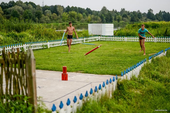 В Белоруссии пенсионера заставляют снести построенный им «сельский аквапарк» (11 фото)