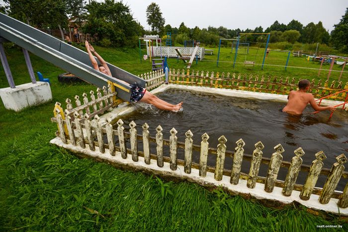 В Белоруссии пенсионера заставляют снести построенный им «сельский аквапарк» (11 фото)