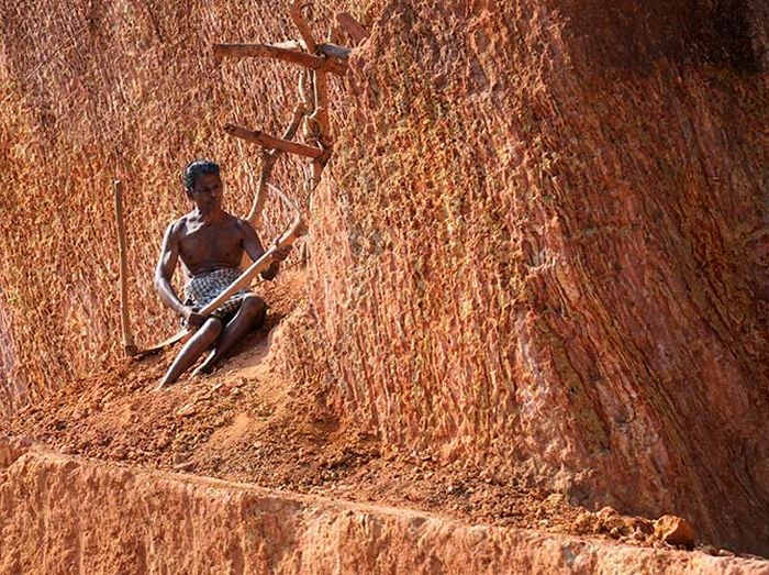 Наполовину парализованный индиец прорыл 200-метровую дорогу к своему дому (3 фото)