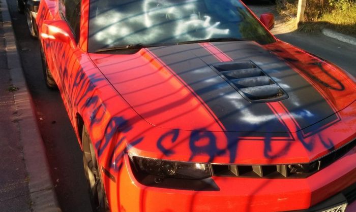 В Воронеже вандалы расписали спорткар Chevrolet Camaro (2 фото)