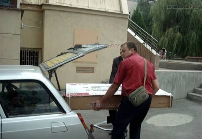 У ростовских погорельцев сразу после отъезда губернатора забрали мебель и телевизоры (2 фото)