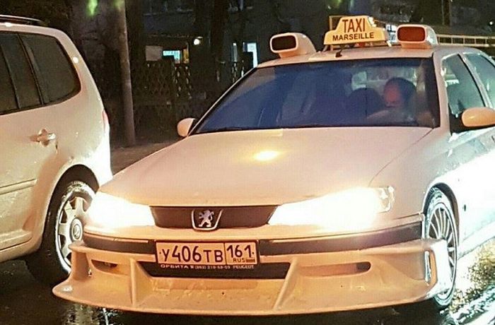 Актер Сами Насери, таксист Даниэль из фильма «Такси», прокатился по Ростову на копии машины из кино (2 фото + видео)