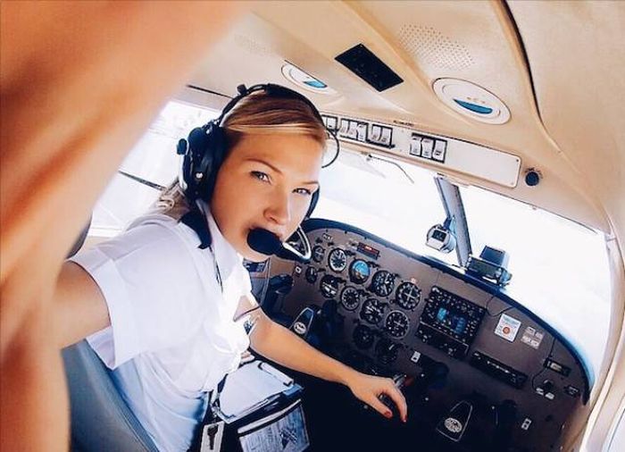 Пилот Мишель Гурис и яркие фото из ее путешествий (23 фото)