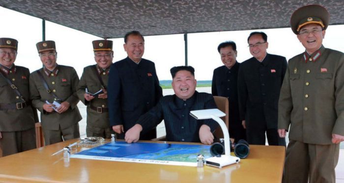 Запуск баллистических ракет привел в восторг Ким Чен Ына (5 фото)