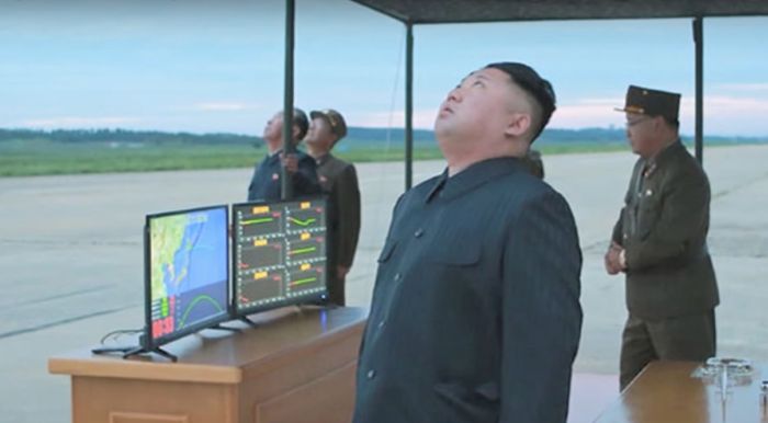 Запуск баллистических ракет привел в восторг Ким Чен Ына (5 фото)