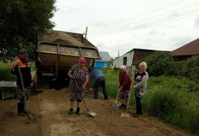 В Свердловской области пенсионерки провели ремонт дороги (3 фото)