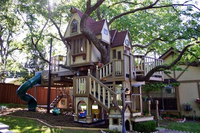 Необычный домик на дереве для внуков (10 фото)