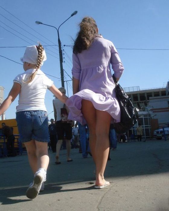 Девушки в коротких юбках (30 фото)