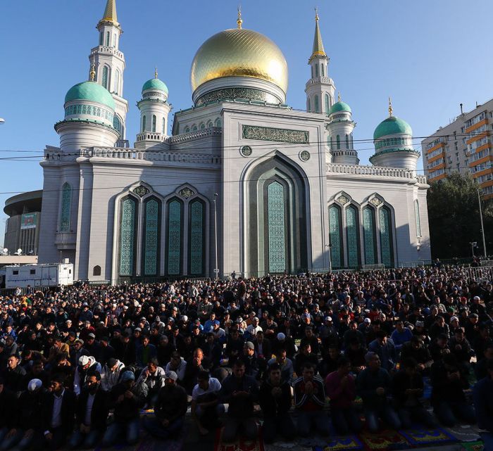 Московские мусульмане празднуют Курбан-Байрам (17 фото + видео)