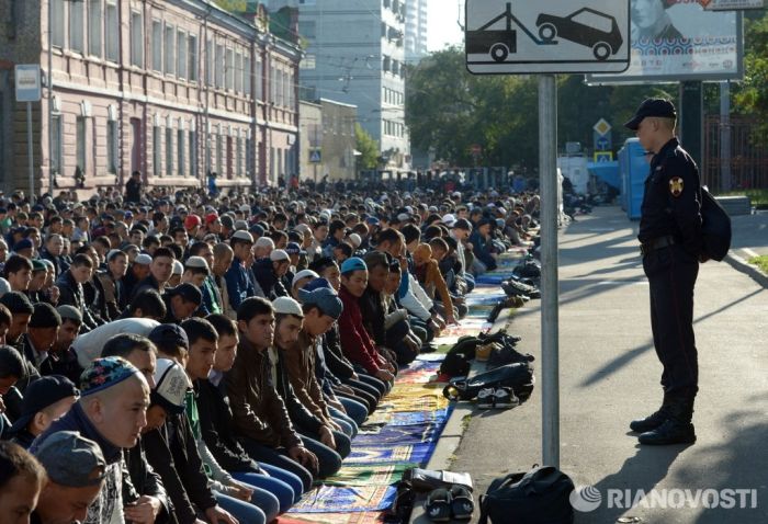 Московские мусульмане празднуют Курбан-Байрам (17 фото + видео)