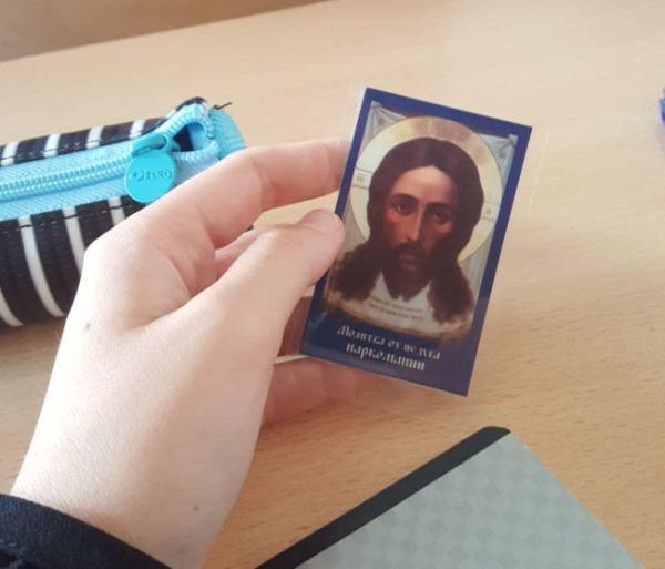 В московской школе 10-классникам раздали иконки с молитвой (2 фото)