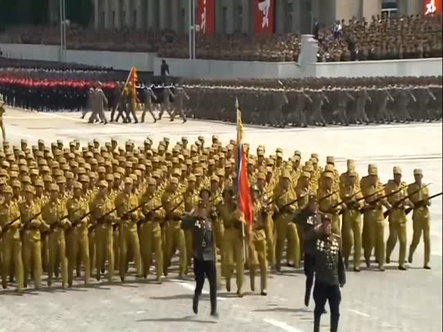 Марш армии Северной Кореи под песню Stayin&#039; Alive - Bee Gees