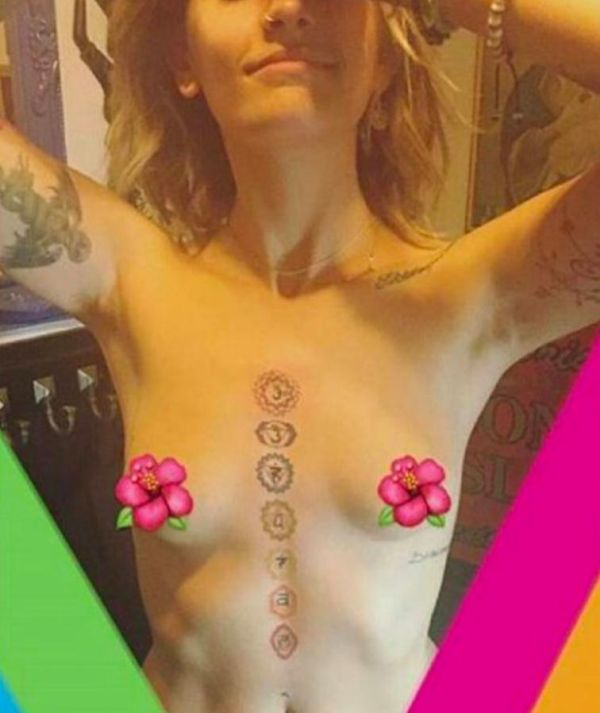 Дочь Майкла Джексон Пэрис показала новую татуировку на груди (3 фото)