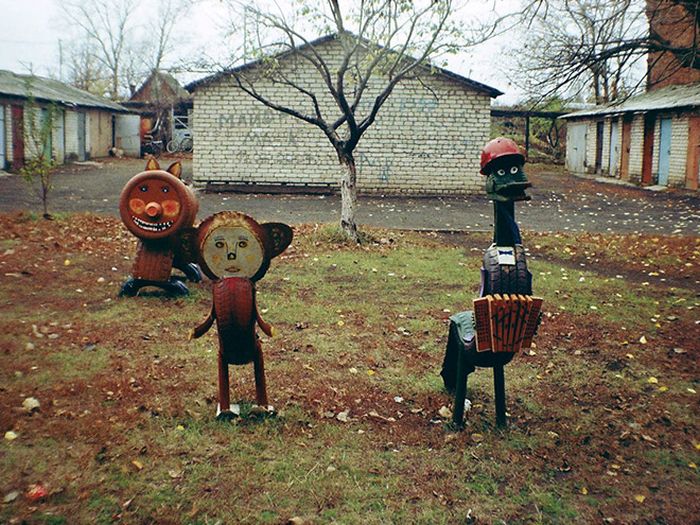 Суровые детские площадки в России (14 фото)
