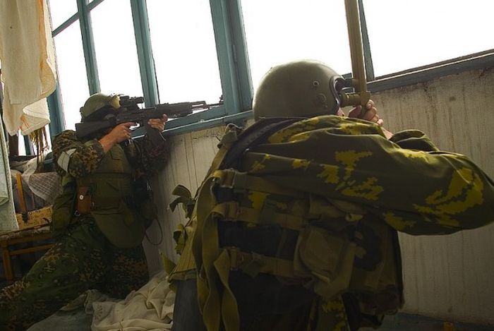 Сотрудники спецназа во время теракта в Беслане (28 фото)