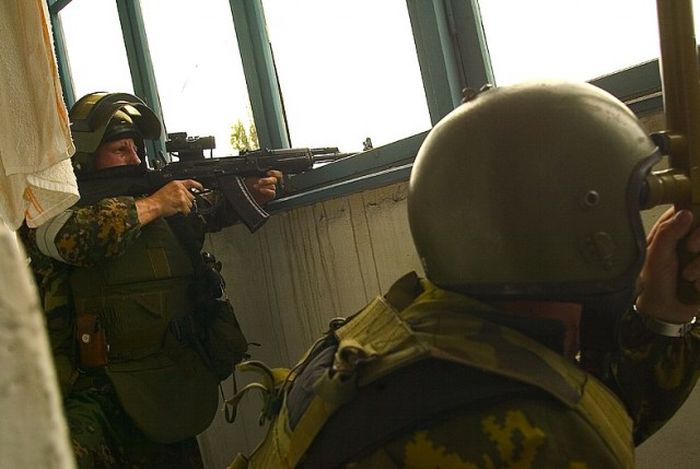 Сотрудники спецназа во время теракта в Беслане (28 фото)