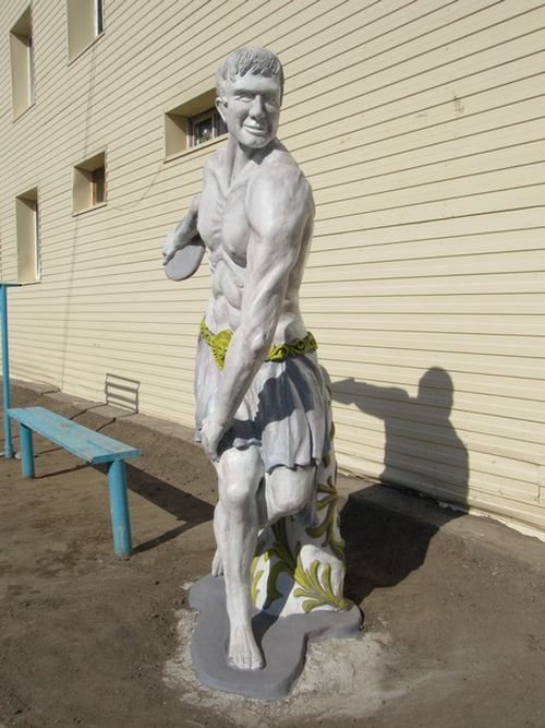 Заключенные создали статую древнегреческого атлета для пропаганды ЗОЖ (2 фото)