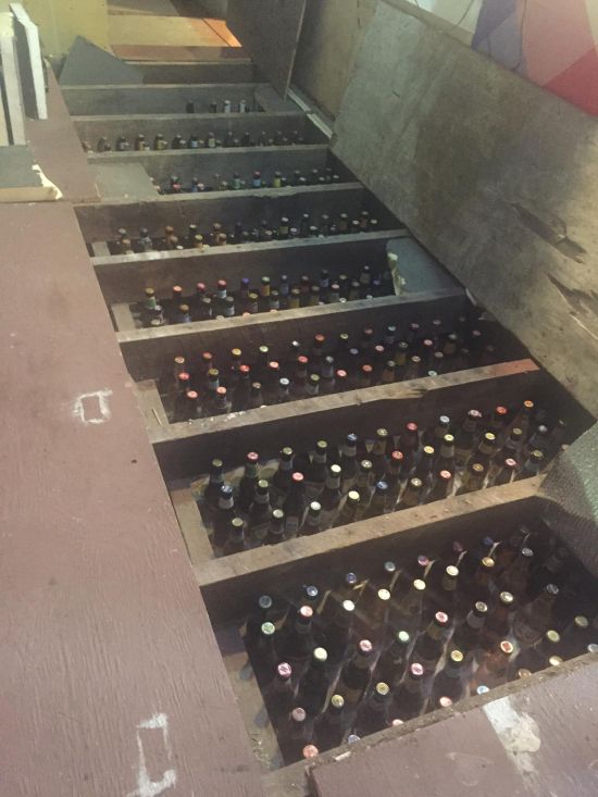 Бутылки из-под пива в полу (3 фото)