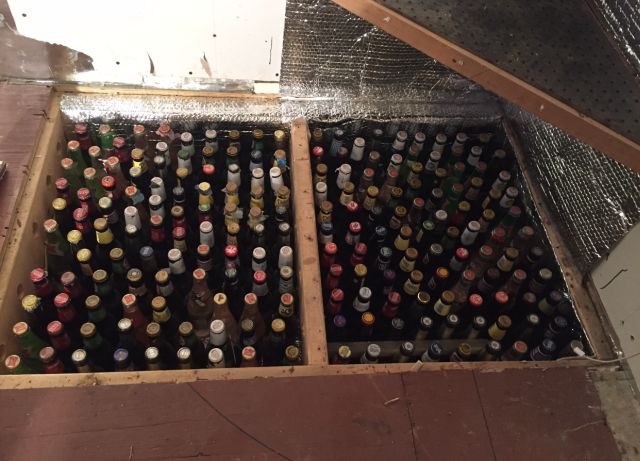 Бутылки из-под пива в полу (3 фото)