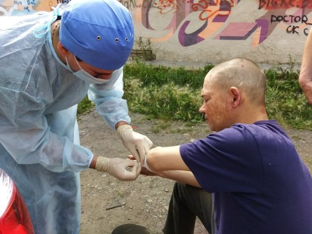Фельдшер из Челябинска еженедельно ездит на теплотрассы, чтобы лечить бездомных (6 фото)