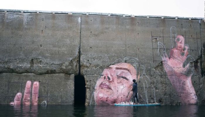 Граффити с «тонущей» девушкой в гавани Сент-Джон (4 фото)