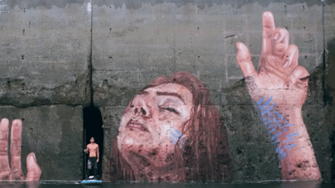Граффити с «тонущей» девушкой в гавани Сент-Джон (4 фото)