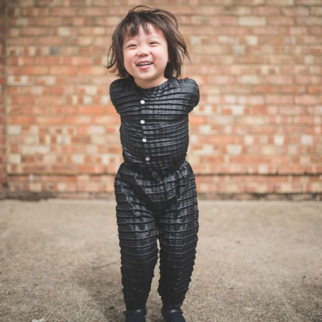 Британский дизайнер разработал одежду, которая «растет» вместе с ребенком (9 фото)