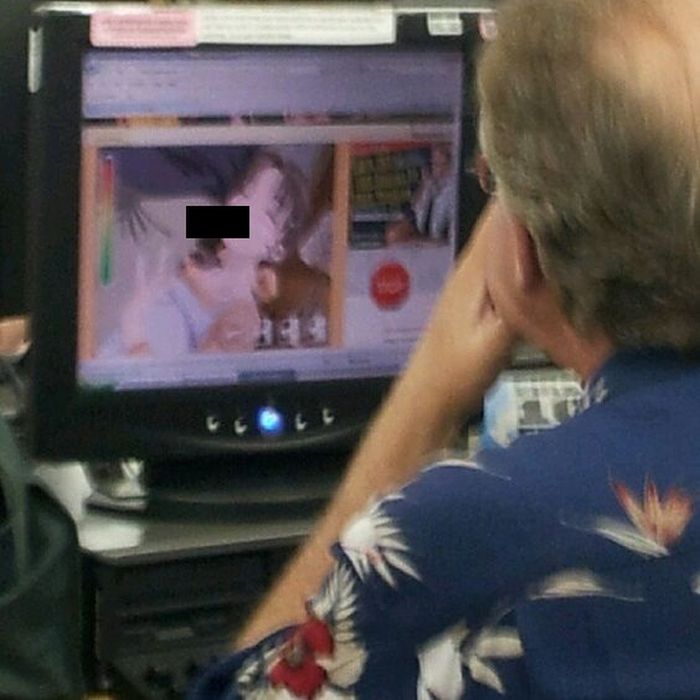 Люди, пойманные на просмотре порно в публичных местах (20 фото)