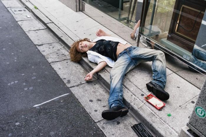 Пьяные люди спят на улицах японских городов (10 фото)