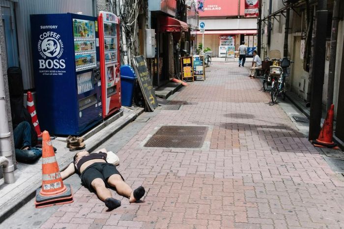 Пьяные люди спят на улицах японских городов (10 фото)