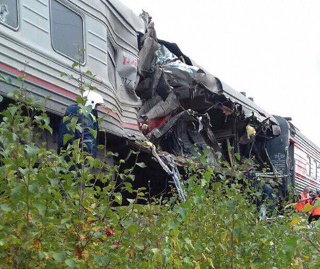Пассажирский поезд Адлер - Нижневартовск столкнулся с грузовиком (6 фото + видео)